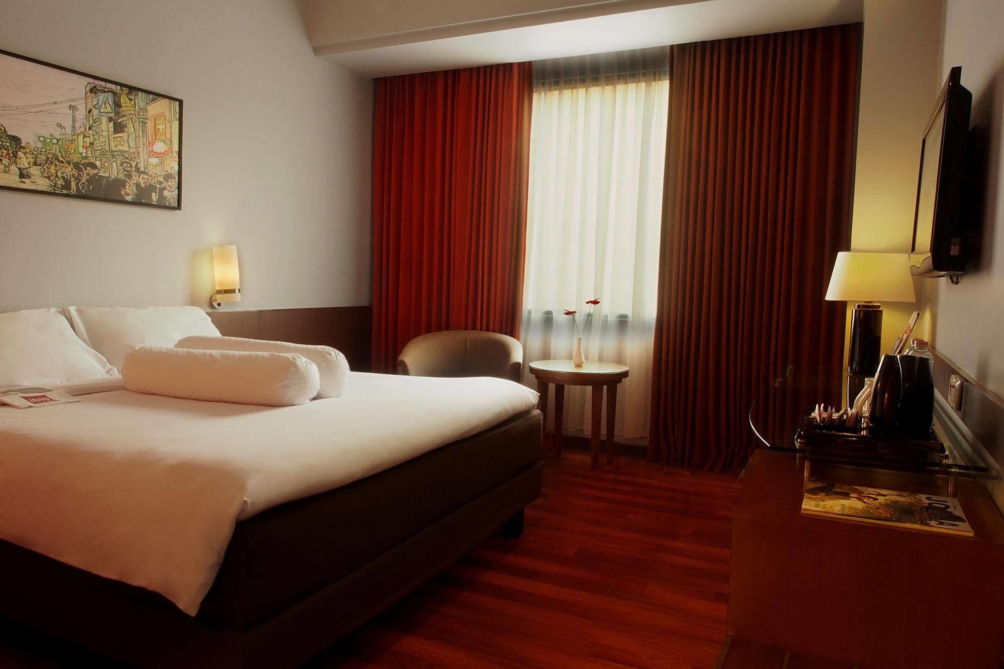 Ibis Malioboro Hotell Yogyakarta Exteriör bild