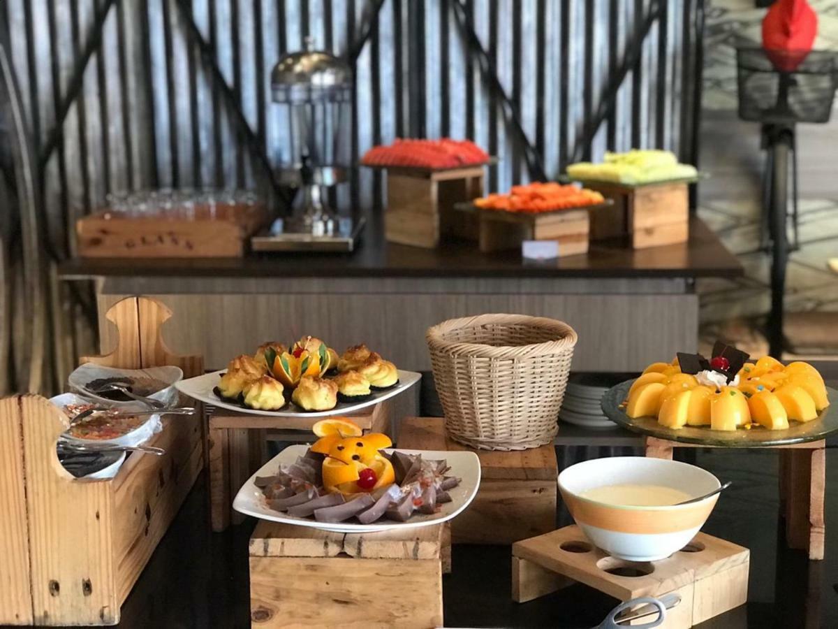 Ibis Malioboro Hotell Yogyakarta Exteriör bild